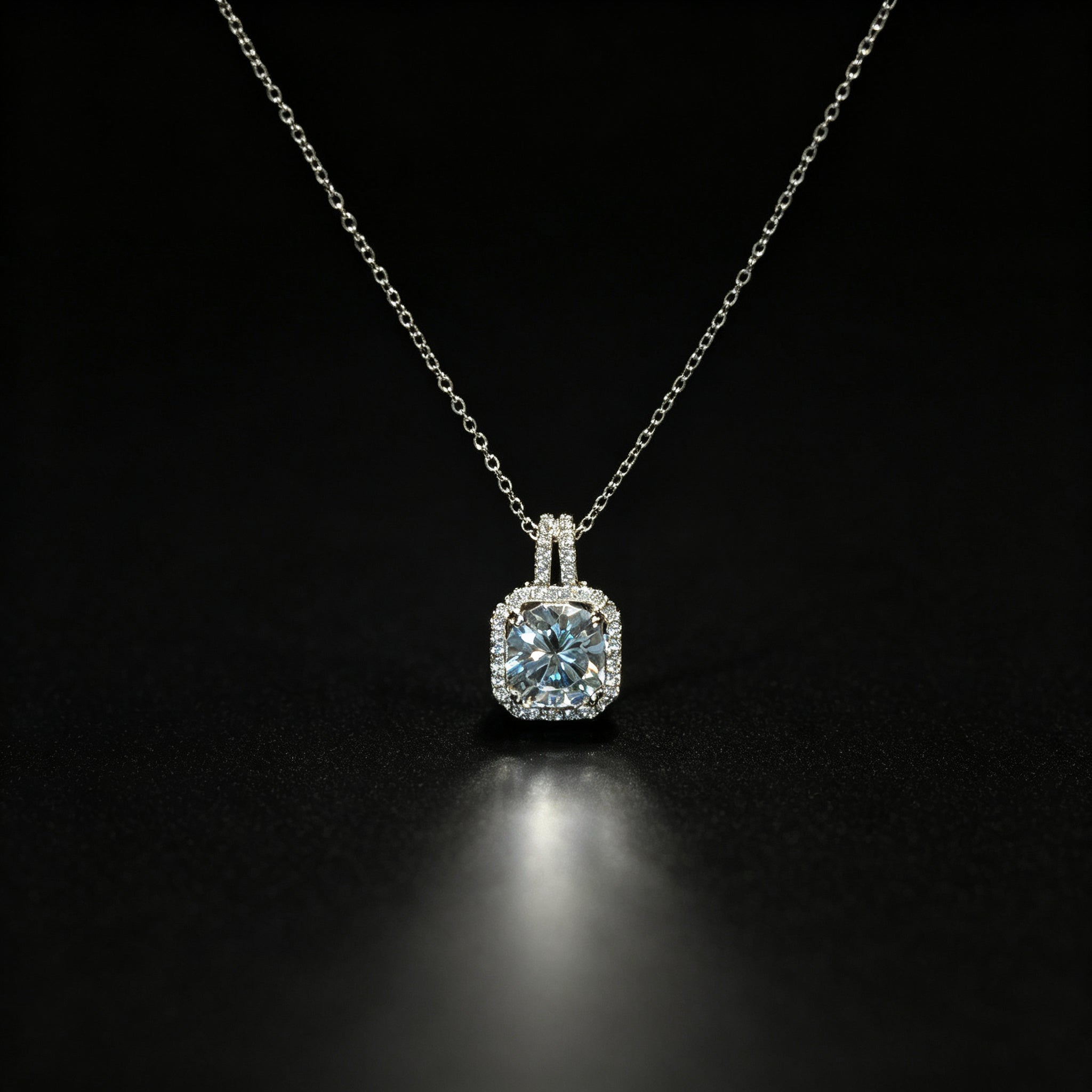 Kalung Liontin Zirkonia Potongan Persegi