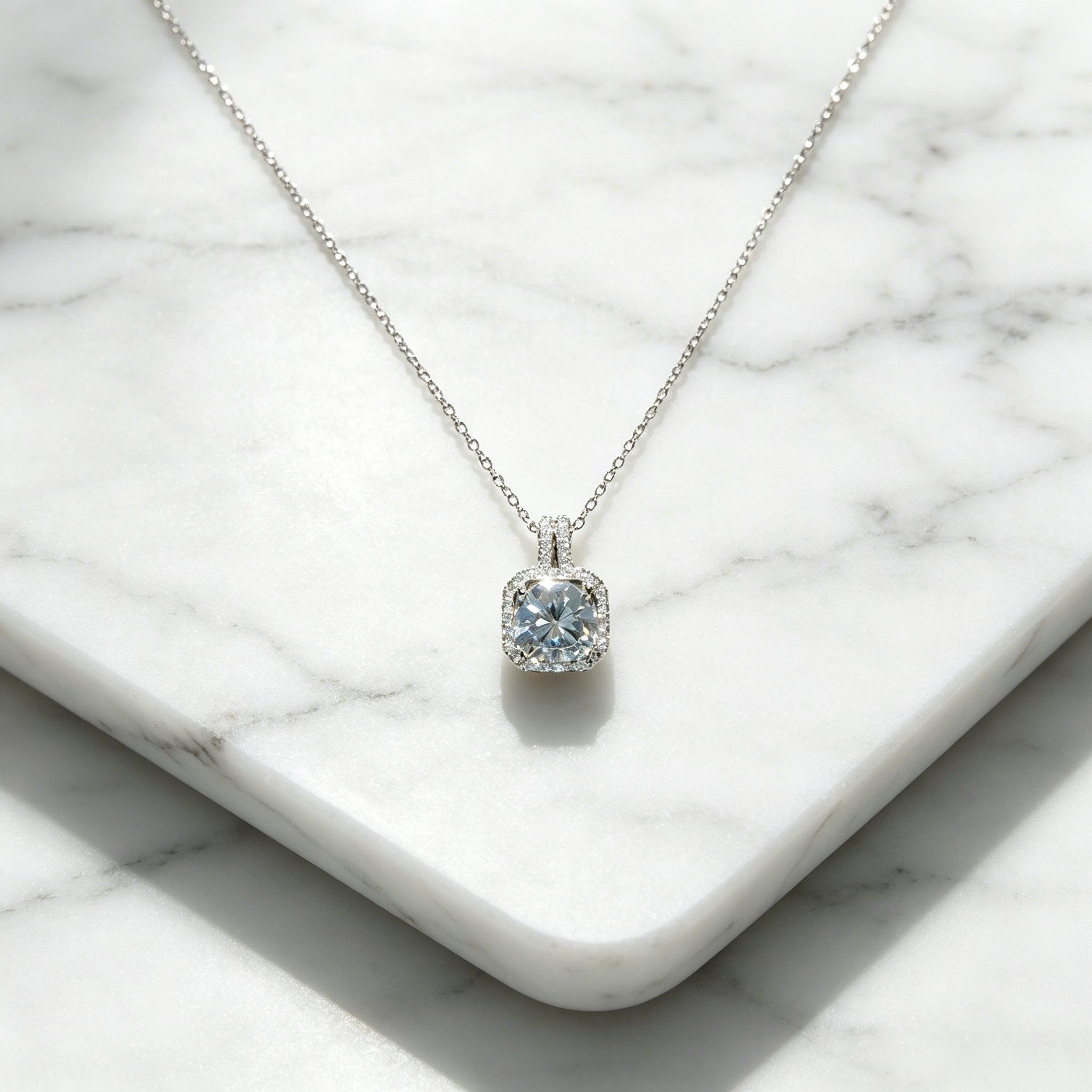 Kalung Liontin Zirkonia Potongan Persegi
