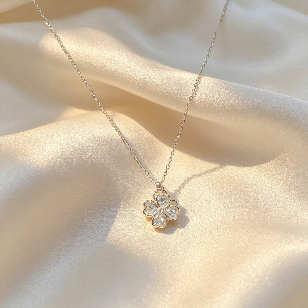 Kalung Semanggi Bersinar