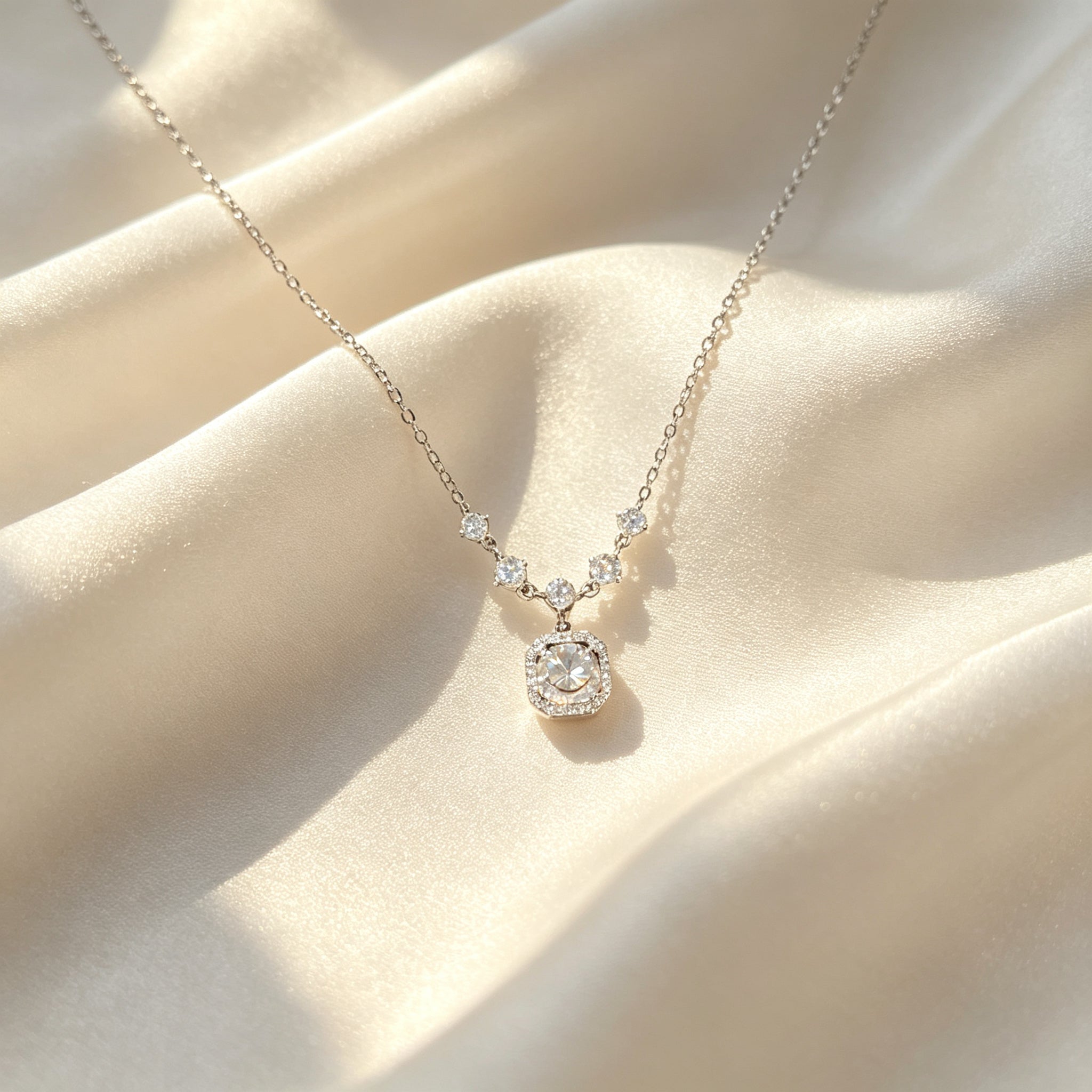 Kalung Liontin Zirkon Cushion Halo