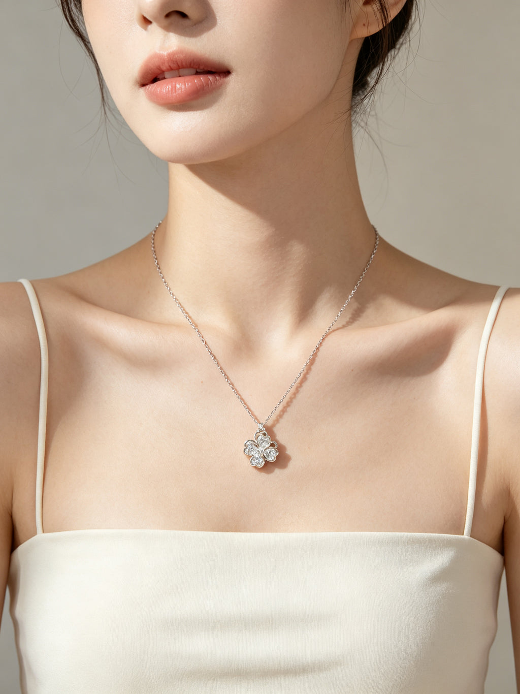 Kalung Semanggi Bersinar