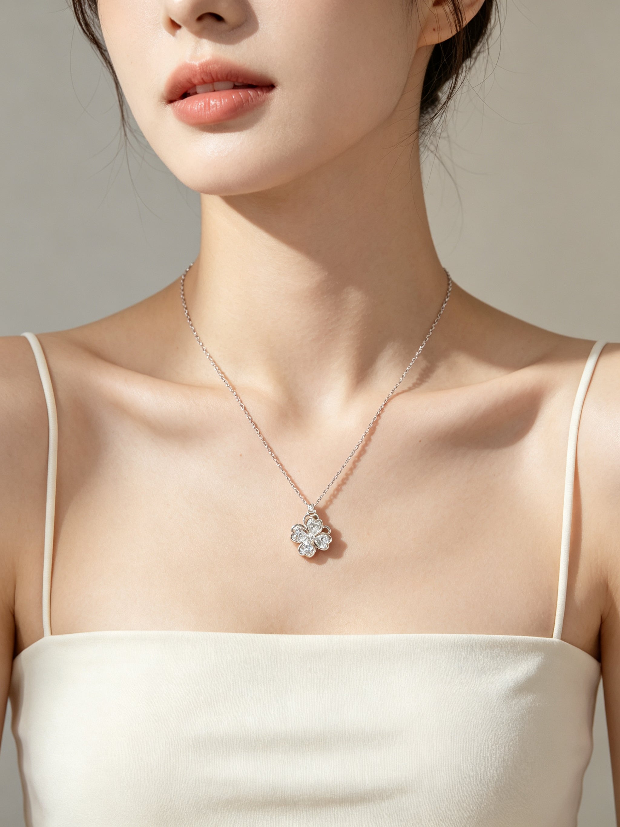 Kalung Semanggi Bersinar