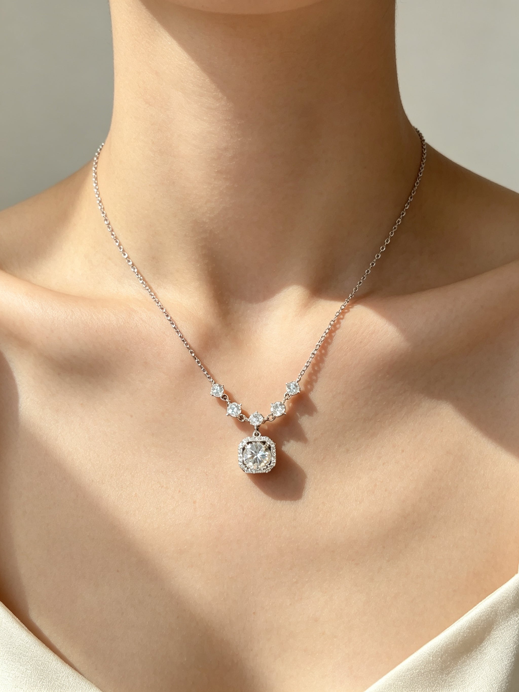 Kalung Liontin Zirkon Cushion Halo