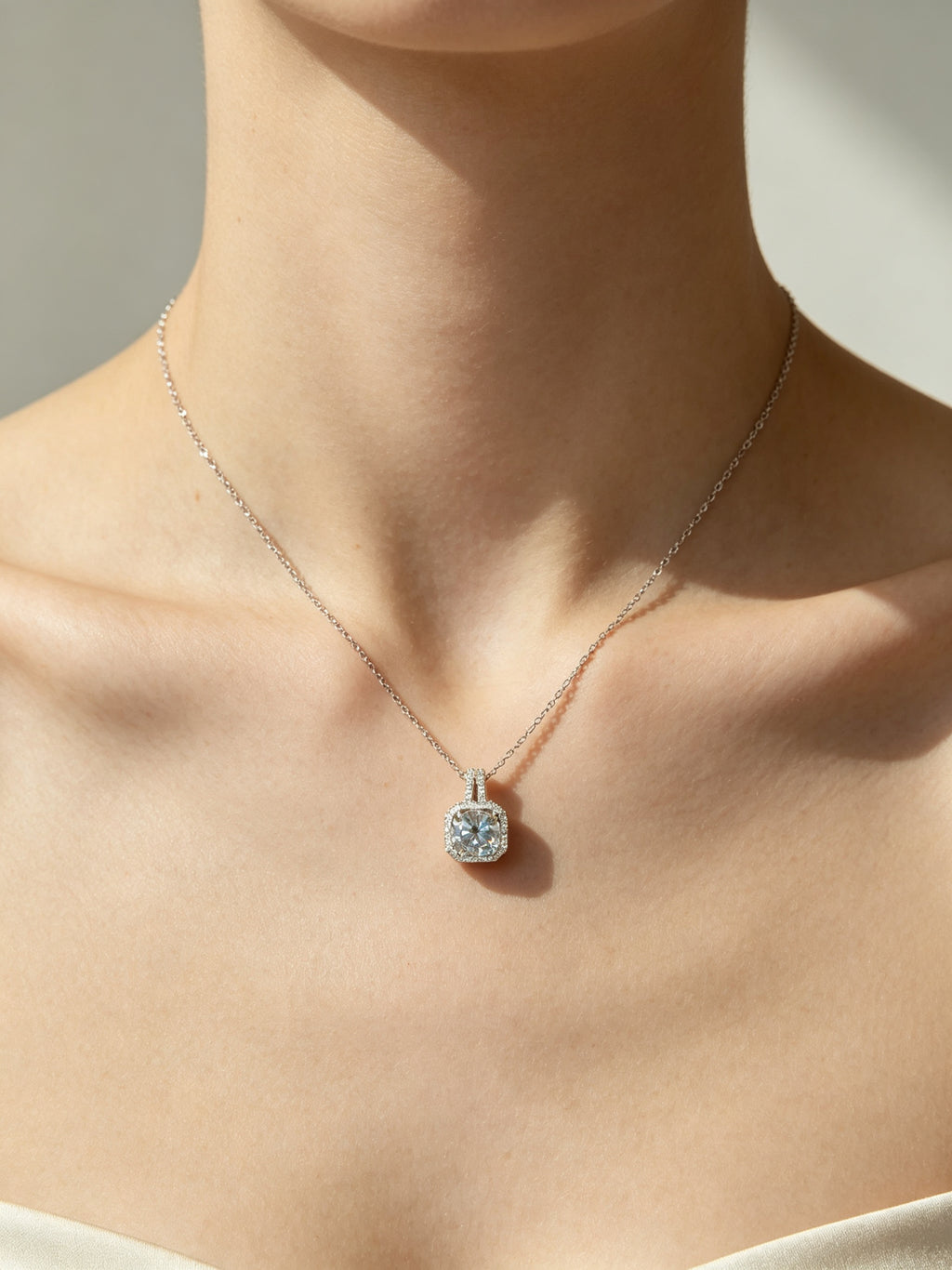 Kalung Liontin Zirkonia Potongan Persegi
