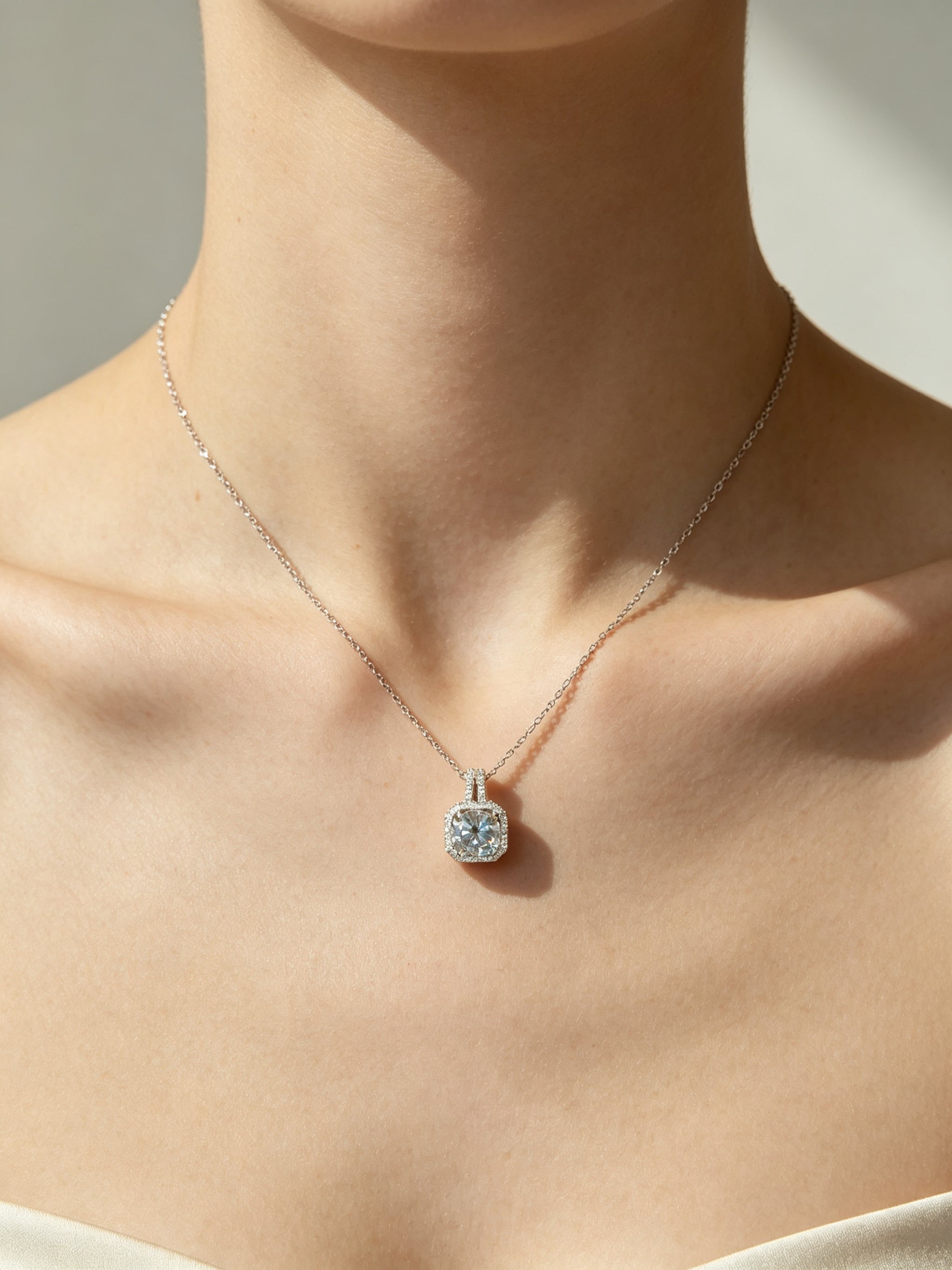 Kalung Liontin Zirkonia Potongan Persegi