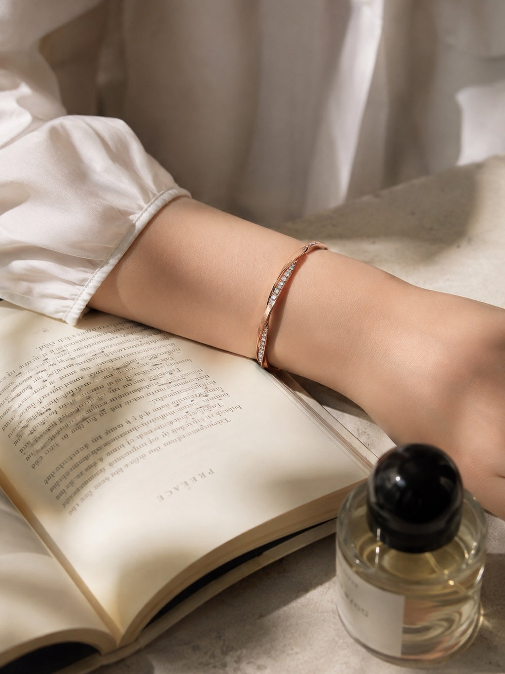 Gelang Bangle Twist Rosegold Zirkon